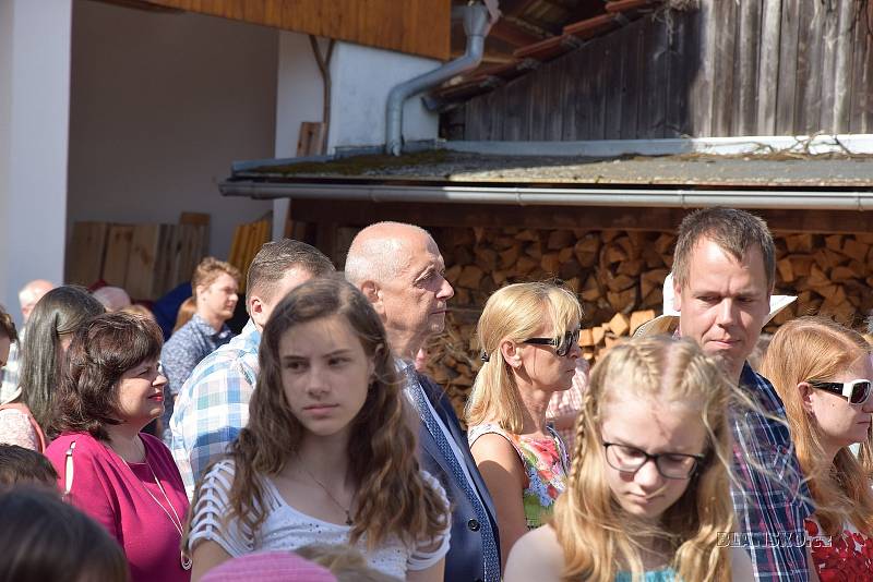 Na červnové mši pod širým nebem spojené s oslavou narozenin proběhlo také rozloučení s Jiřím Kaňou. FOTO: Jan Forbelský