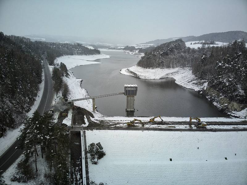 Rekonstrukce vodní nádrže na říčce Křetínce u Letovic je v plném proudu.