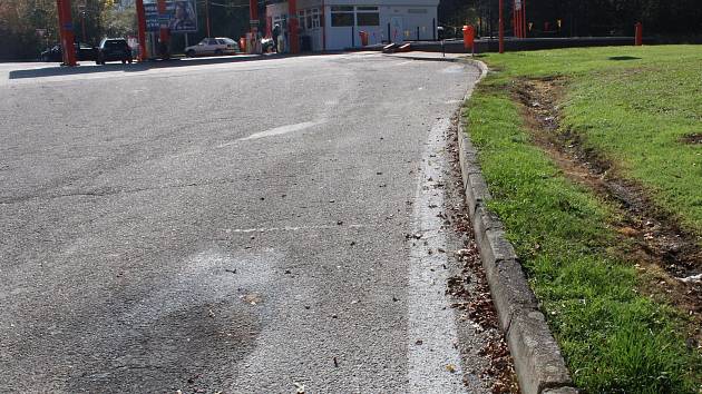 Šok zažila v neděli odpoledne obsluha čerpací stanice v Černé Hoře na Blanensku. Starší muž si tam do kanystrů natankoval benzín a koupil zapalovače. „Všechno to tady zapálím a vyhodím do povětří,“ oznámil pak podle policistů pracovníkům benzínky.