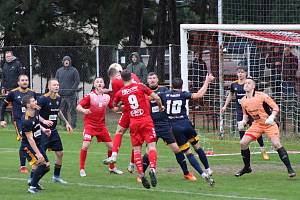 Fotbalisté Startu Brno (v červeném) při jarní domácí premiéře jasně podlehli Hranicím 0:3.