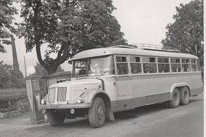 Vzpomínka na legendární Tatru 111. Jako autobus vytáhl kolegy z pole plné bahna