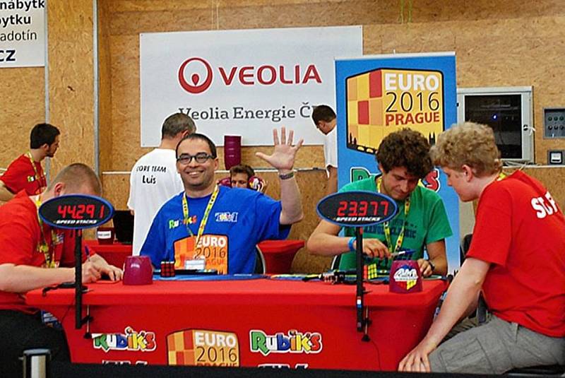 Pavel Novák ze Sloupu bojoval o víkendu na mistrovství Evropy ve skládání Rubikovy kostky. To se konalo v Praze.