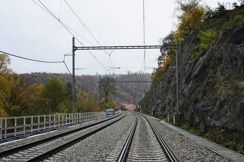 Rekonstrukce železničního koridoru mezi Brnem a Blanskem pokračuje podle plánu. Vlaky tam začnou po roční výluce opět jezdit od 11. prosince. Na snímku úsek Bílovice a Babice nad Svitavou.