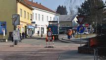 Zákazy vjezdu, policisté v reflexních bundách, těžká stavební technika. Ve středu ráno začala v centru Blanska tříměsíční uzavírka. Dělníci se totiž pustili do opravy kanalizace a vodovodu. Později tam přijde na řadu rekonstrukce silnic a chodníků.