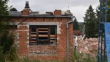 Z balkonu hotelu Velen měli hosté nádherný výhled na zříceninu hradu Boskovice. To už je historie. Teď je z něj hromadu suti. Těžká technika v těchto dnech udělala tečku za jeho více než čtyřicetiletou historií.