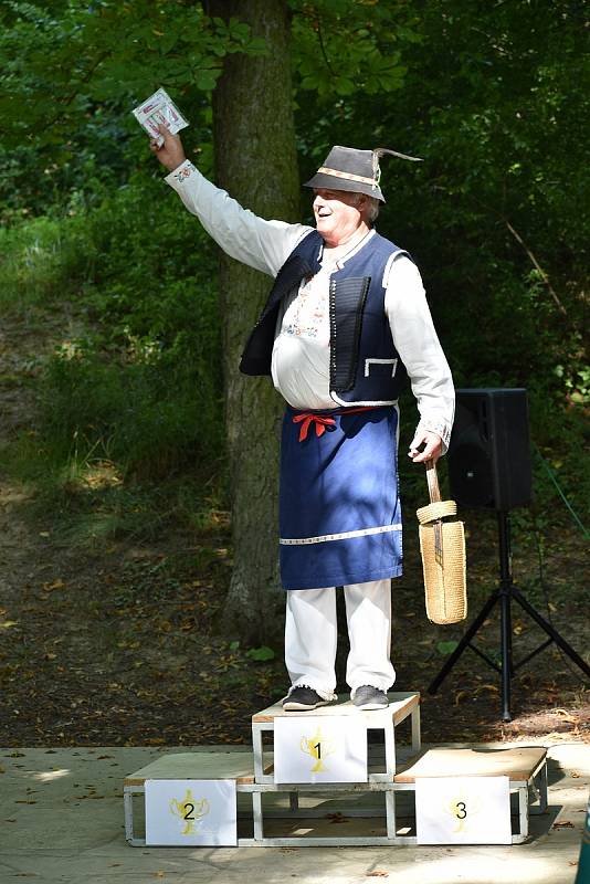 Kloboučské bratrstvo pořádalo už po dvanácté sečení otav. Soutěžilo jedenáct mužů, pět žen a dva junioři.