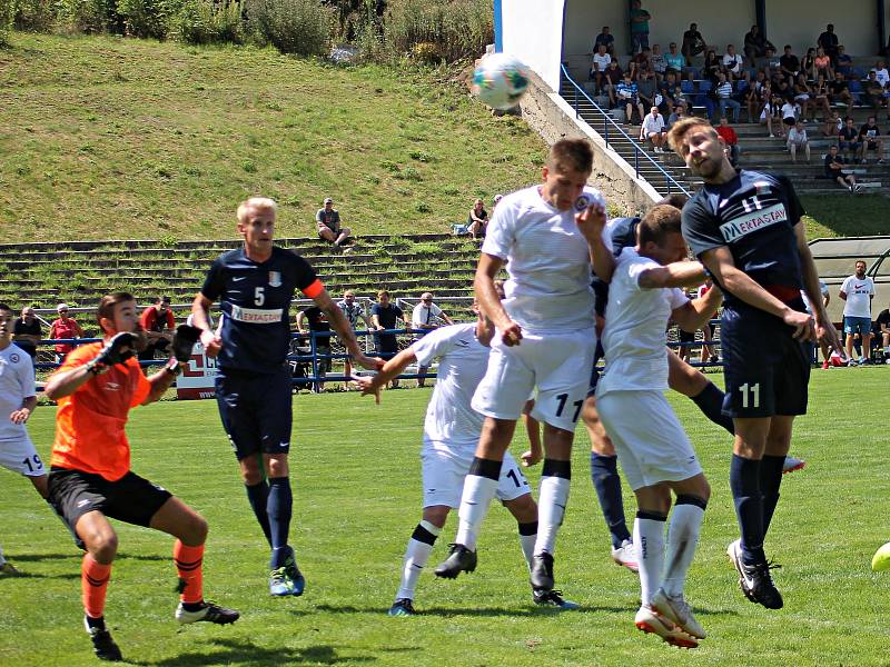 V úvodním kole nového ročníku MSFL porazil nováček FK Blansko (modré dresy) v regionálním derby tým MFK Vyškov 3:1.