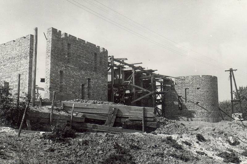 Kostel svatého Josefa dostavěli Senetářovští v roce 1971.