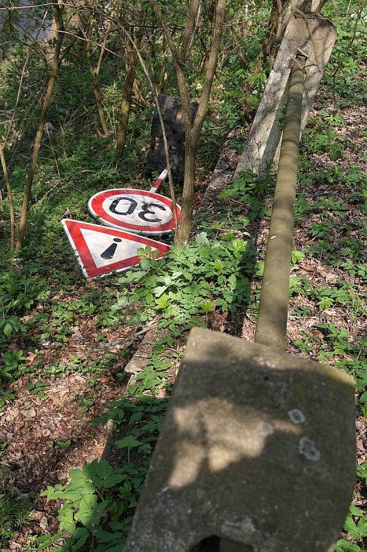 Za opravu poničených značek zaplatí silničáři na Blanensku desítky tisíc korun ročně. Nejčastěji řeší počmárané značky od sprejerů.