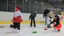 Mateřské centrum Paleček uspořádalo v pátek v Blansku pro děti karneval na ledě.