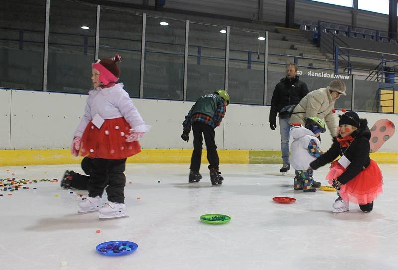 Mateřské centrum Paleček uspořádalo v pátek v Blansku pro děti karneval na ledě.