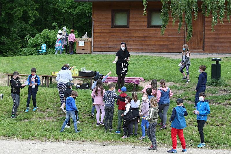 Vedle adamovské základní školy v ulici Ronovská bylo v úterý dopoledne pořádně živo. Aby ne, když tam žáci ze čtvrté třídy připravili pro své mladší kamarády na Den dětí spoustu zábavy.