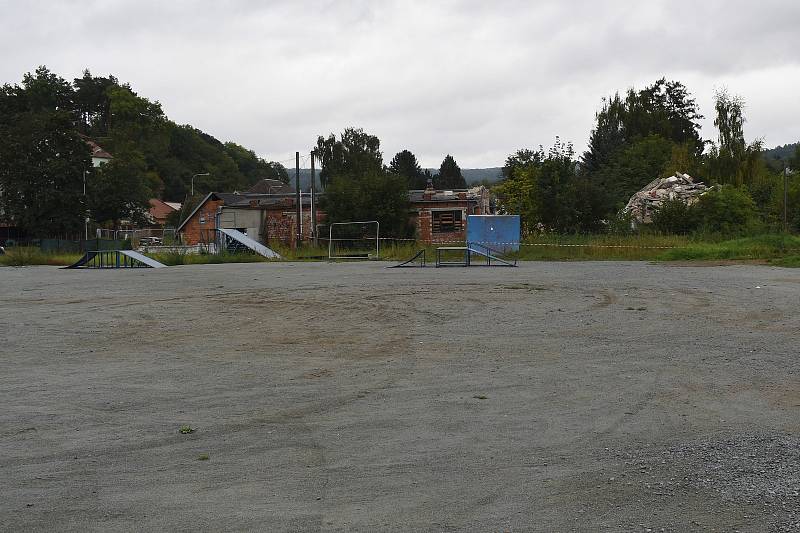 Z balkonu hotelu Velen měli hosté nádherný výhled na zříceninu hradu Boskovice. To už je historie. Teď je z něj hromadu suti. Těžká technika v těchto dnech udělala tečku za jeho více než čtyřicetiletou historií.