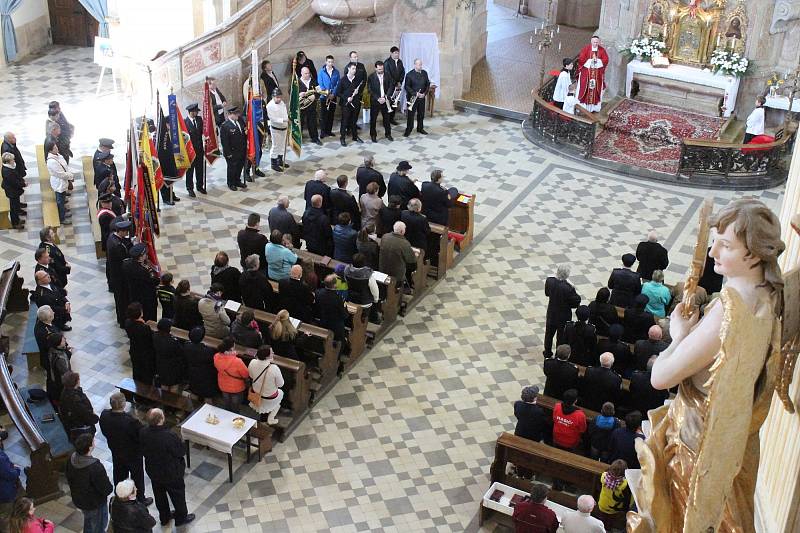 Ve Křtinách se v neděli konala šestnáctá hasičská pouť. Dorazila na ni zhruba čtyřicítka sborů dobrovolných hasičů. Ti předvedli historickou techniku i ukázky zásahů.