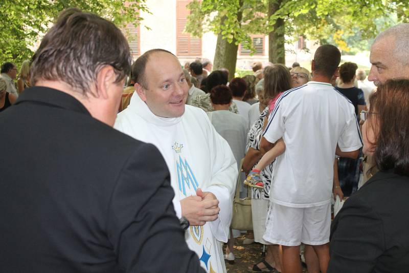 Třiapadesát obyvatel Rájce-Jestřebí a zřejmě stovky zajatých maďarských vojáků. Oběti velké tyfové epidemie. Ta v Rájci-Jestřebí vypukla krátce po osvobození v roce 1945. Jako připomínku této tragédie postavili ráječtí věřící v tamním zámeckém parku kříž.