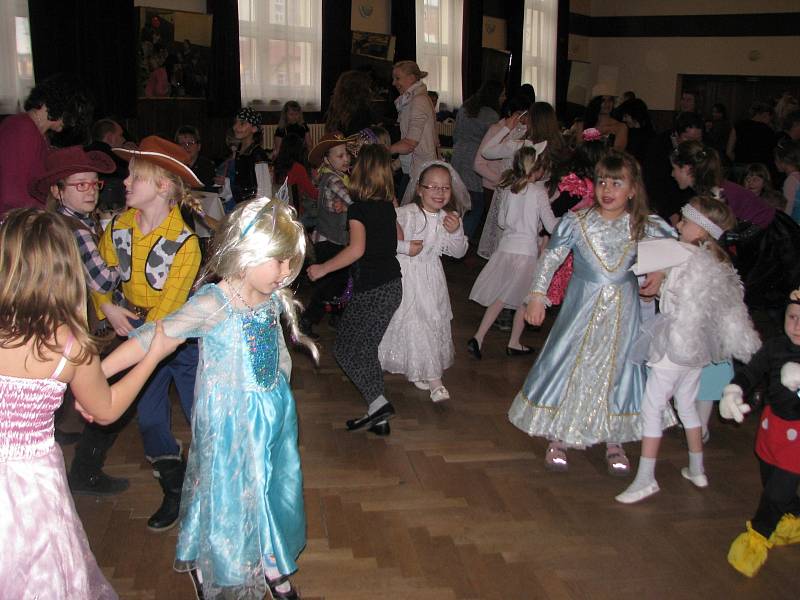 Boskovickou sokolovnu naplnil maškarní rej. Tančily vedle sebe princezny i zvířátka, kovbojové i Červené karkulky.