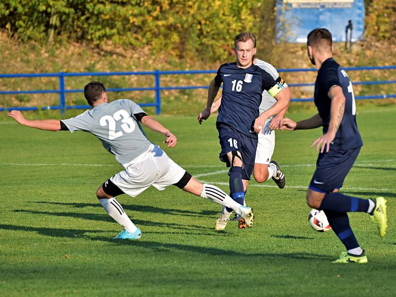 Fotbalisté Blanska (modré dresy) pokračují ve vítězném tažení divizní skupinou D. Na domácím hřišti porazili MSK Břeclav 4:0.