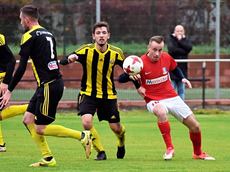 Ve 14. kole divize D zvítězili fotbalisté Blanska (červené dresy) v Nových Sadech vysoko 7:0.