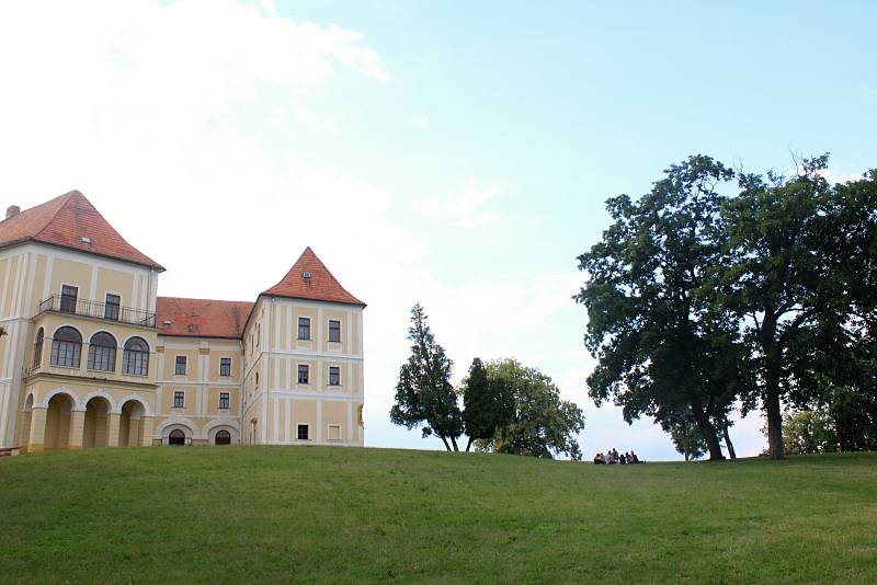 Letovický zámek po roce ovládla hudba a veselí. Výtěžek BiGy festu pomůže potřebným.