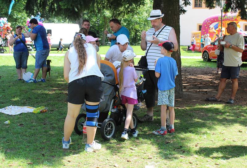 Milovníci guláše obsadili zámecký park.