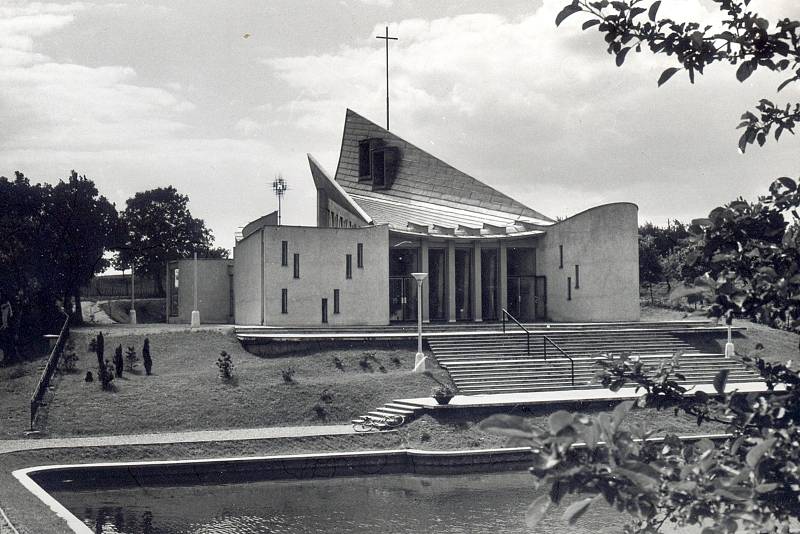 Kostel svatého Josefa dostavěli Senetářovští v roce 1971.