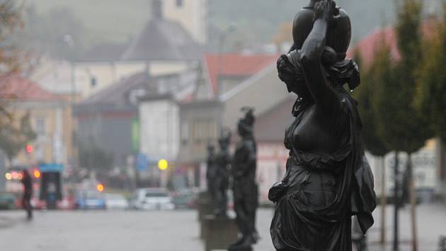 Wanklovo náměstí v Blansku s litinovými sochami.