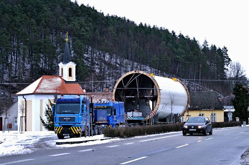 Nadměrný náklad veze komponenty pro cementárnu do Spojených arabských emirátů. Na Blanensku se před měsícem zasekl ve Sloupu. Ve středu skončila jeho pouť kvůli nesjízdné silnici v Kunštátu. Tam bude stát další měsíc.