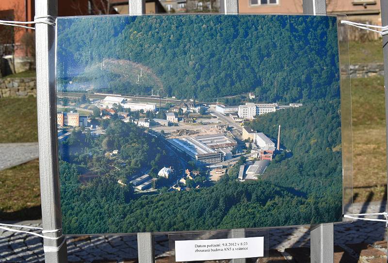 Nový hrad, blanenský zámek, Adamov v mlžném oparu. Vše vyfotografováno z ptačí perspektivy. Na parkovišti u adamovského kostela svaté Barbory v úterý odpoledne otevřeli výstavu fotografií pod širým nebem. Příchozí si prohlédnou třiatřicet snímků adamovské