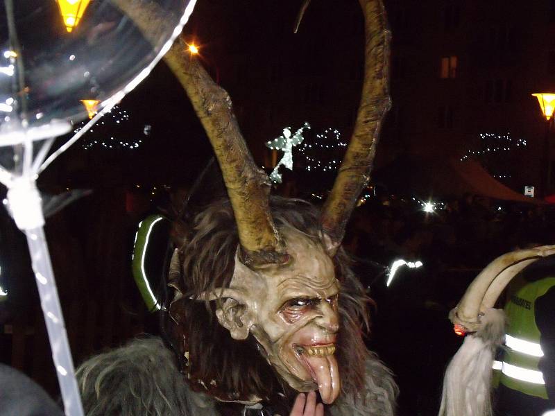 Centrum Blanska čelilo o sobotním podvečeru nájezdu krampusáků.