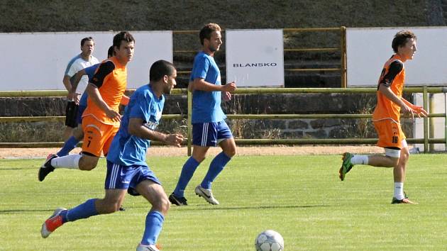 Fotbalisté Blanska (v oraznžovém) porazili v generálce na divizi Moravskou Slavii Brno 1:0.