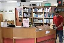 S novým nouzovým stavem přišlo jen několik kosmetických úprav dosavadních vládních nařízení. Týkají se například knihoven, které mohou od pondělí otevřít výdejní okénka. Jednou z nich je i Městská knihovna Blansko.