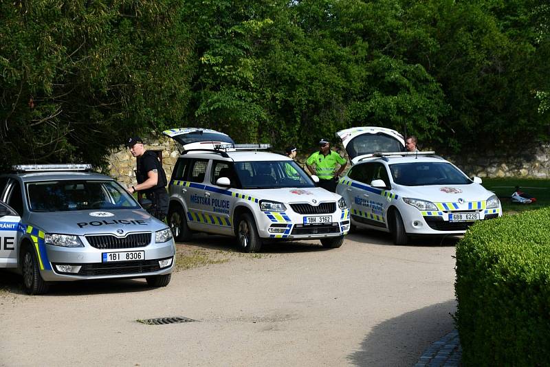 Policejní auta, hasiči, sanitka. Výstroj policistů a hloučky dětí i dospělých okolo. Na prostranství u Zámeckého skleníku v Boskovicích bylo ve středu dopoledne pořádně živo. O půl deváté ráno tam odstartovala akce Den s Policií ČR.