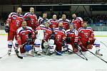 Legendy blanenského hokeje (v bílém) se v pátečním charitativním zápase utkali se slavným fotbalovým Teamem 96.