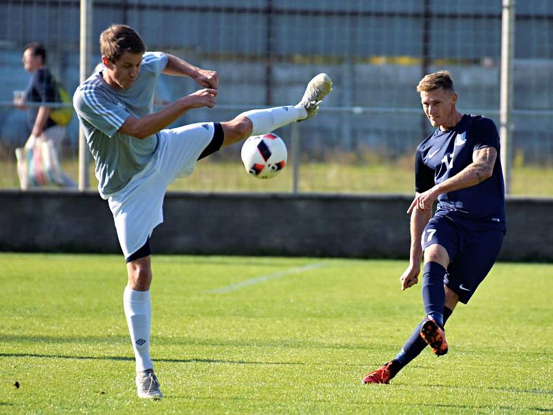 Fotbalisté Blanska (modré dresy) pokračují ve vítězném tažení divizní skupinou D. Na domácím hřišti porazili MSK Břeclav 4:0.