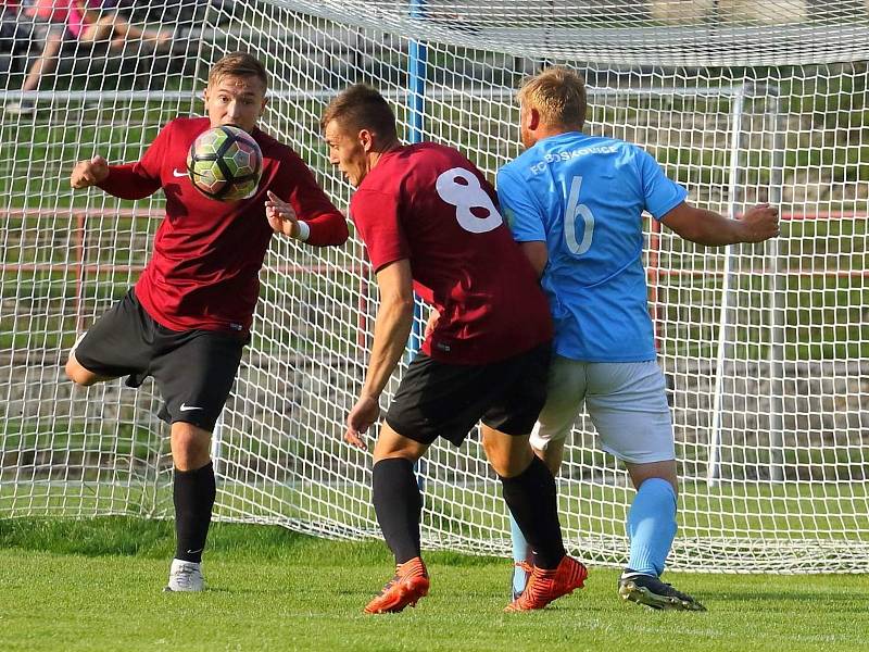 V posledním utkání tohoto ročníku krajského přeboru fotbalisté Boskovic (modré dresy) prohráli se Spartou Brno 1:3.