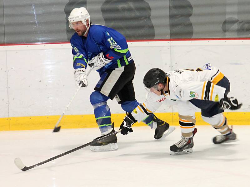 V 5. kole krajské hokejové ligy prohrál Sokol Březina (bílé dresy) na domácím ledě ve Vyškově s Dynamiters Blansko 2:5.