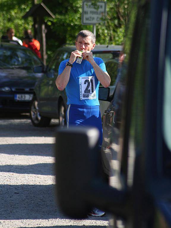 První dva kilometry úvodního závodu běžeckého seriálu Hraběnka Cup 2011 napálil Leoš Svoboda z Bořitova na krev. Po kilometru všem ukázal záda. I jeho největší soupeř Roman Chlup z Boskovic zůstal daleko za ním.