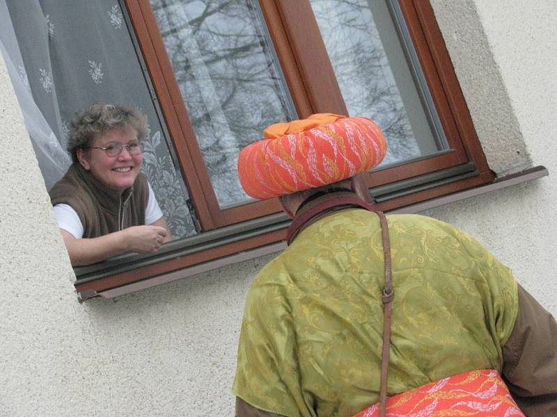 Spešovští se vydali na masopustní průvod vesničkou. S harmonikou, valchou, vozembouchem a kočárem taženým koňmi obcházeli domy. Peníze, které vybrali poputují do kasičky na zábavu pro děti.