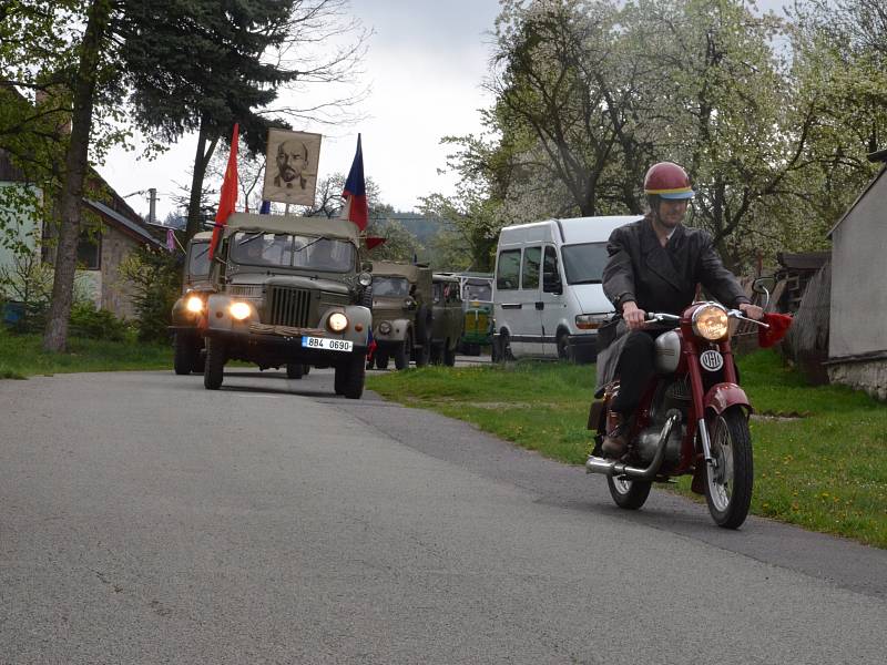 Průvod obcí s historickými a alegorickými vozidly pořádali v pátek ve Světlé. Oslavili tak sedmdesáté výročí konce druhé světové války.
