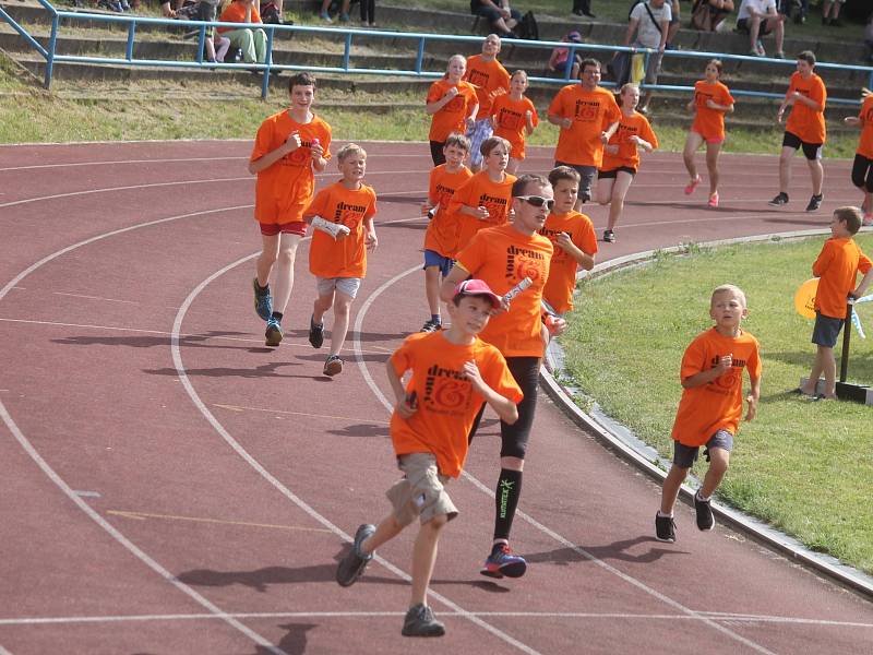 Čtyřiadvacehodinová štafeta dobrovolníků, kteří chtějí zdravotně handicapovaným lidem splnit přání. To je čtvrtý ročník akce You Dream We Run, která se od pátku do soboty koná na stadionu ASK v Blansku.