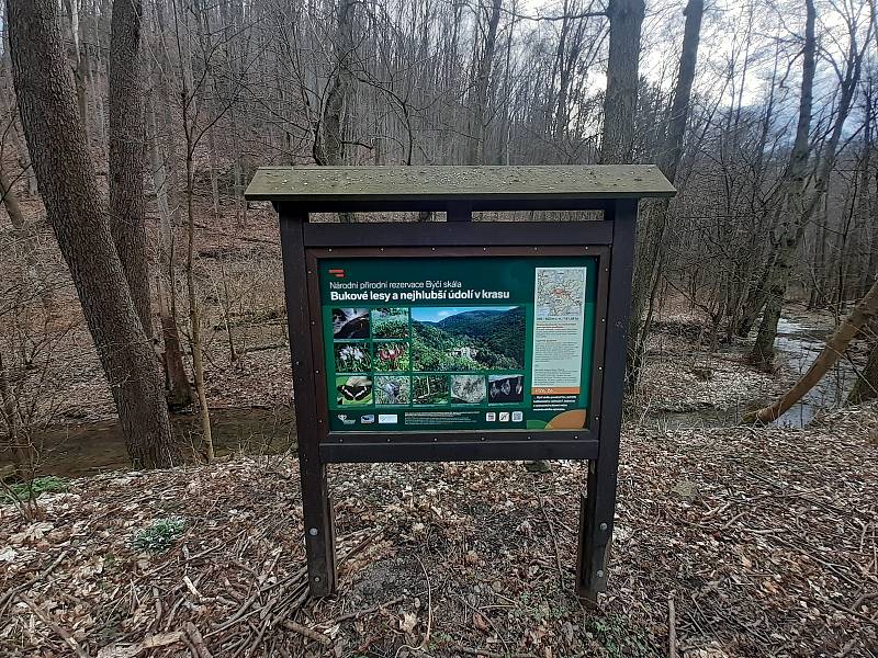 Dvě turistické trasy v Národní přírodní rezervaci Býčí skála v Moravském krasu na Blanensku byly několik měsíců uzavřené. Omezení končí 6. dubna.