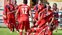 V předposledním kole fotbalové divize remizoval FK Blansko (červené dresy) se Slovanem Havlíčkův Brod 1:1.