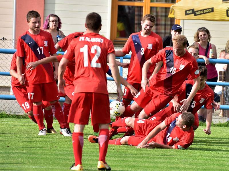 V předposledním kole fotbalové divize remizoval FK Blansko (červené dresy) se Slovanem Havlíčkův Brod 1:1.