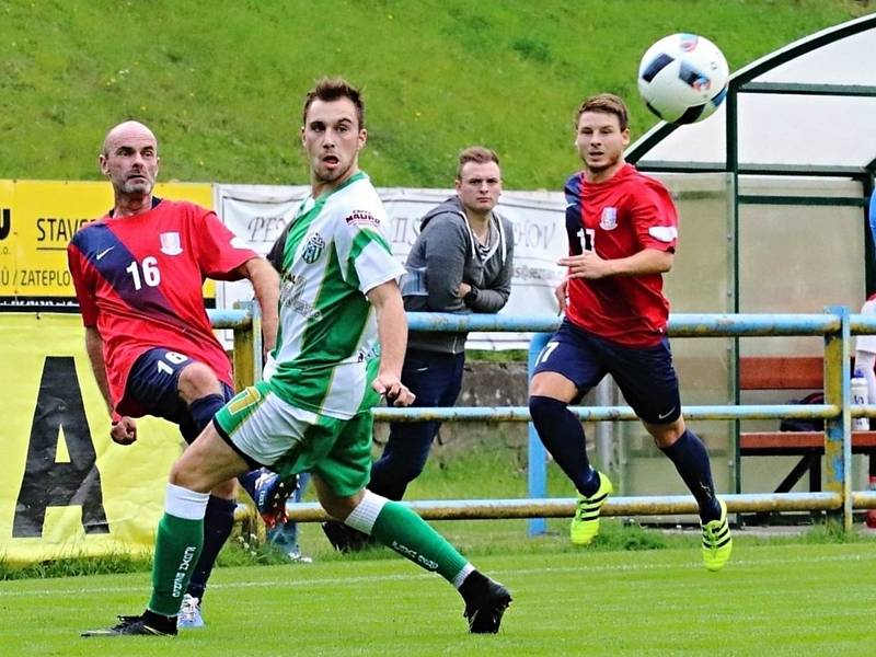 V utkání Moravskoslezské divize D remizovali fotbalisté FK Blansko (v červeném) s FC Bzenec 1:1.