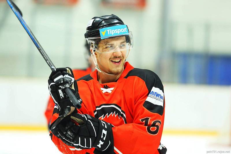 Boskovičtí hokejisté (v červeném) vyhráli nad SHKM Hodonín 5:2 a semifinálovou sérii srovnali na 1:1 na zápasy.