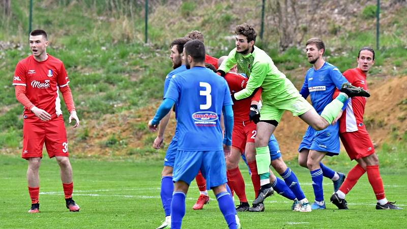 Blanenští fotbalisté (v červeném) remizovali na domácím hřišti s Otrokovicemi 1:1.