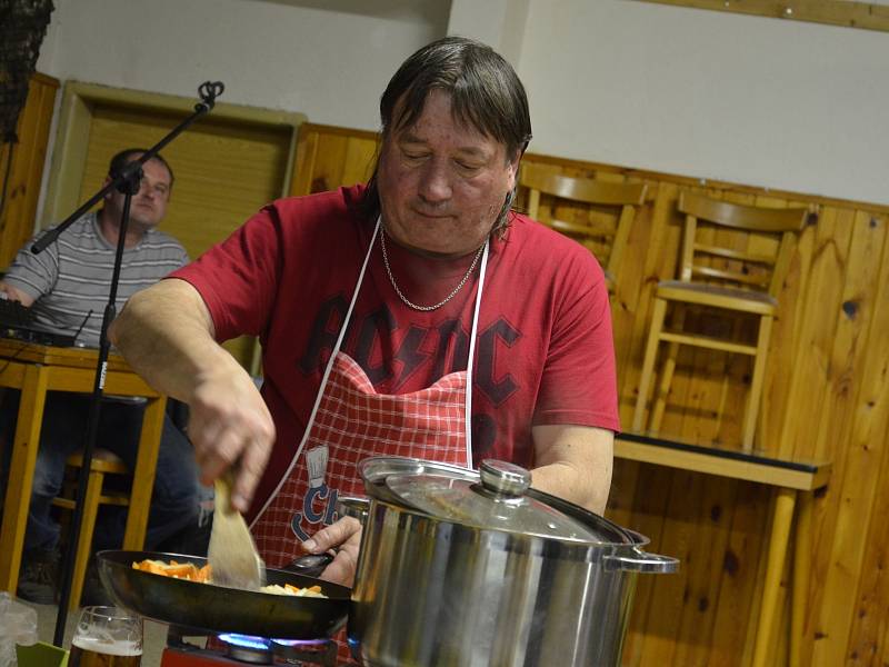 Bílá ovarová česnečka, andělská zelňačka nebo slovenská houbová. V Doubravici v sobotu pořádali soutěž o nejlepší polévku.