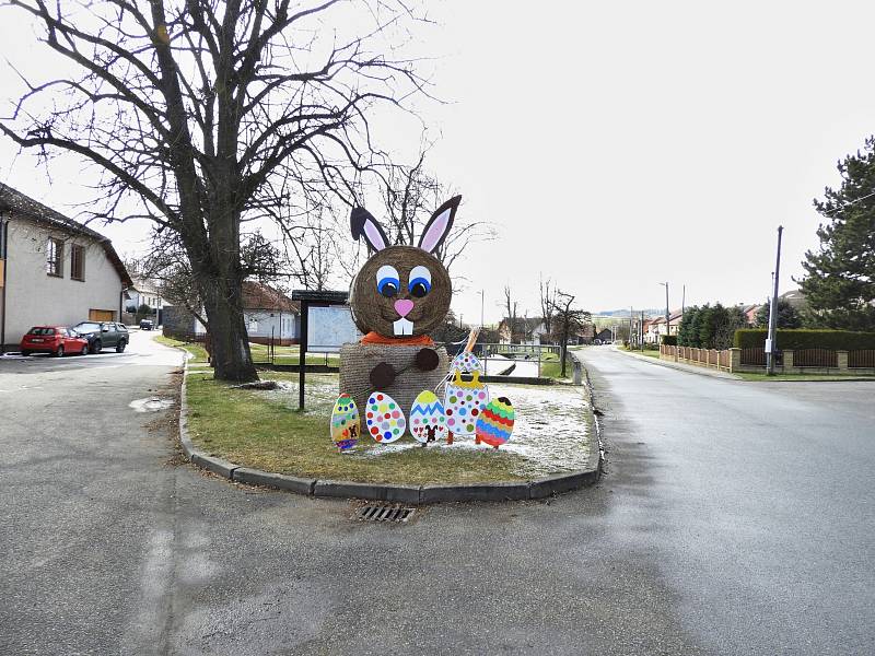 Obří velikonoční zajíc vyzdobil obec na Blanensku