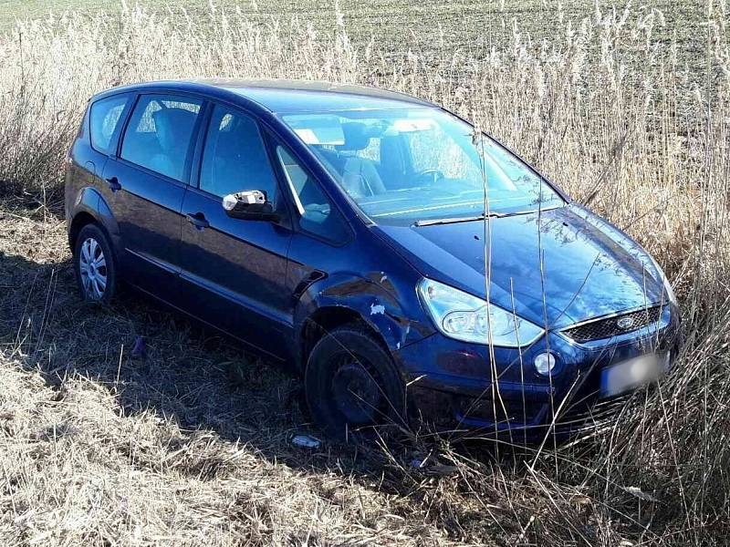 Nedaleko Sebranic skončilo na silnici I/43 nákladní auto v příkopu.