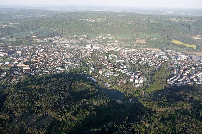 Paraglidista Petr Buchta prosvištěl nad Blanenskem s novým padákem. Poznáte kde létal? (Blansko) Se souhlasem Petra Buchty